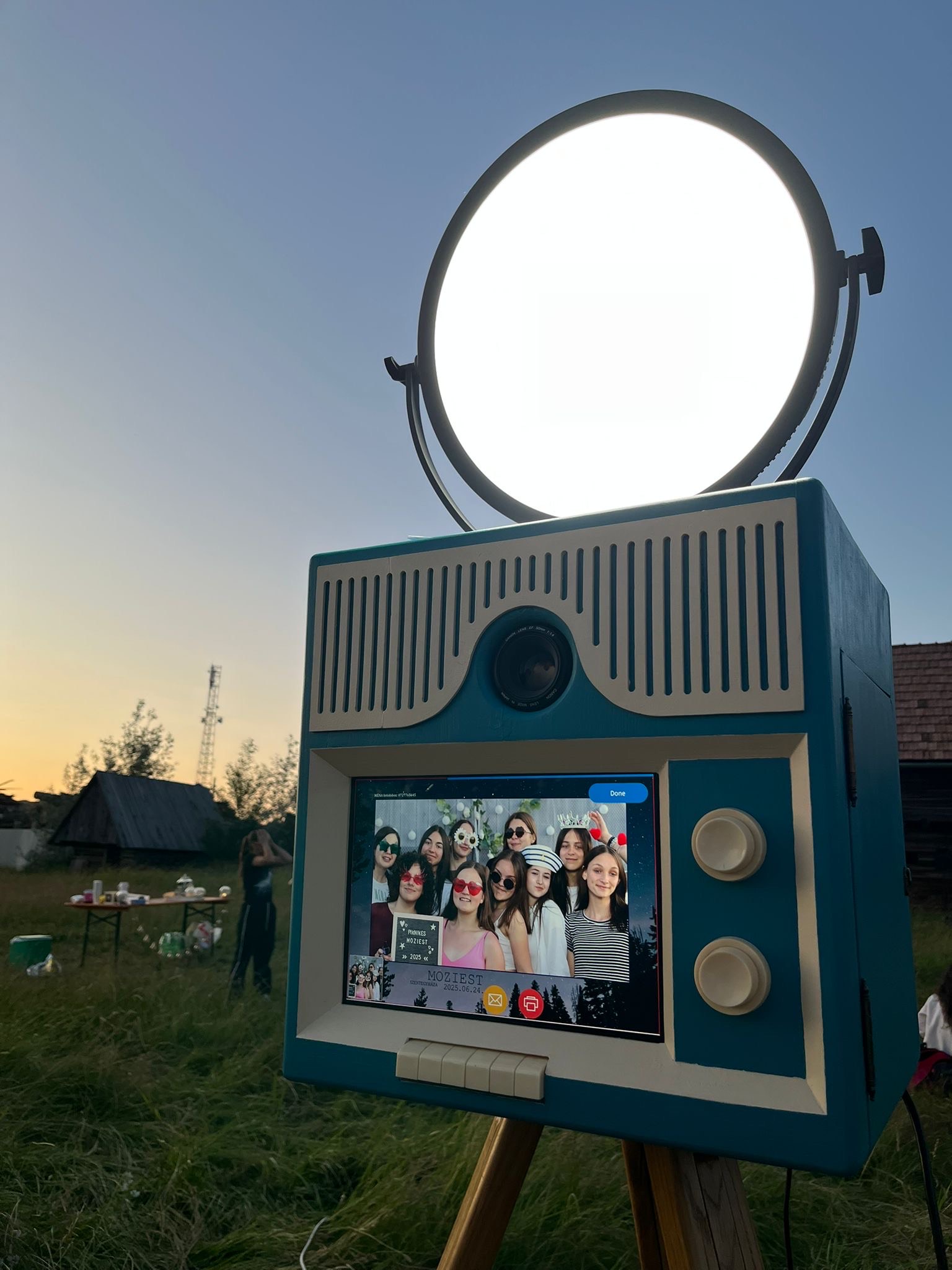 https://www.yuppicamp.ro/O clasă de liceu din Vlăhița a organizat un cinema în aer liber. Au dorit să susțină Yuppi Camp prin vânzarea biletelor